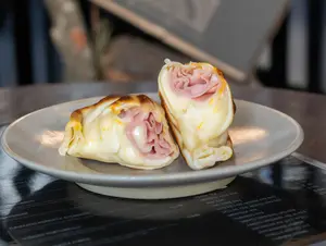 Empanada de jamón y queso
