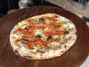Pizza fugazzeta con panceta
