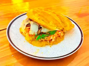 Patacon de carne mechada