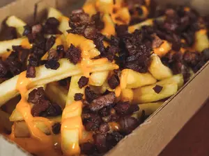 Fritas con cheddar y bacon