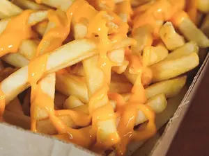 Porción de fritas con cheddar