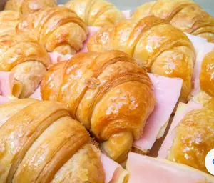 Medialunas de jamón y queso x 12