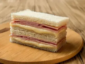 Sandwich de miga jamón y queso