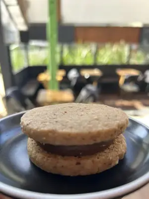Alfajor almendras con dulce de leche