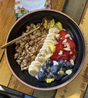 Yogurt granola y frutas estación
