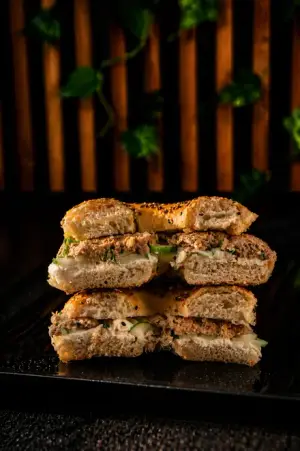 BAGEL ATUN PEPINO Y QUESO CREMA