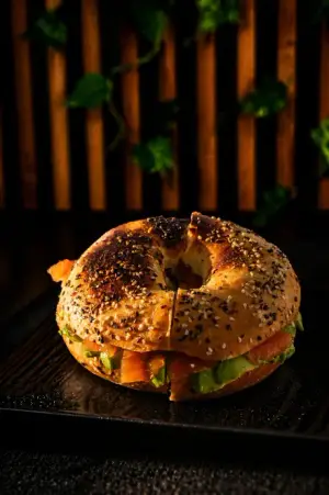 BAGEL SALMON PALTA QUESO