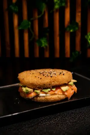 HAMBURGUESA DE TAPAS PANIZADAS CON SALMÓN CRUDO PALTA Y QUESO