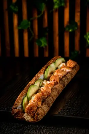 PANCHO SUSHI CON SALMÓN PANIZADO PALTA Y QUESO