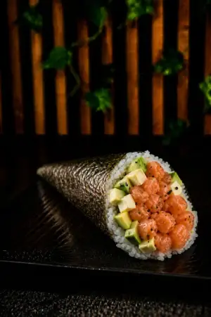 TEMAKI CLASICO CON SALMON Y QUESO