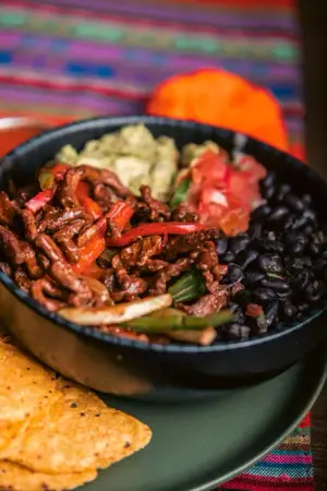 BURRITO BOWL DE LOMO SALTEADO CON VEGETALES
