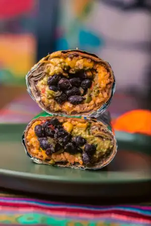 BURRITO VEGETARIANO CON NACHOS Y SALSA