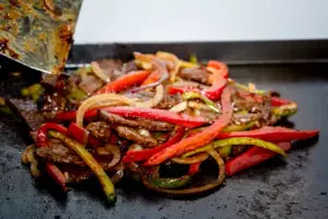 LOMO SALTEADO CON VEGETALES (CARNE EN TIRAS) 300GR