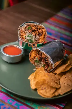 MEGABURRITO AL PASTOR CON NACHOS Y SALSA