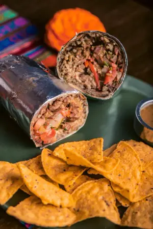 MEGABURRITO DE ASADA CON NACHOS Y SALSA