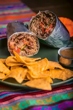MEGABURRITO DE LOMO SALTEADO CON VEGETALES (CARNE EN TIRAS) CON NACHOS Y SALSA A ELECCION