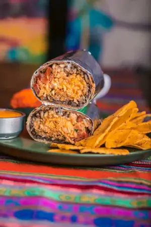 MEGABURRITO DE POLLO CON NACHOS Y SALSA A ELECCION
