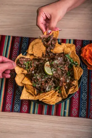 NACHOS CON BIRRIA