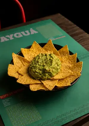 NACHOS CON GUACAMOLE