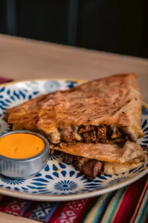 QUESADILLA AL PASTOR CERDO