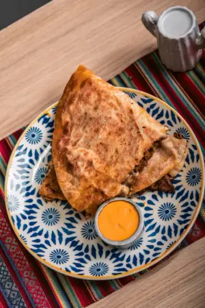 QUESADILLA DE POLLO AL PASTOR