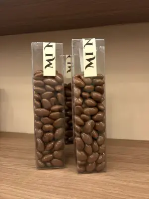 Almendras cubiertas con chocolate con leche 300gr