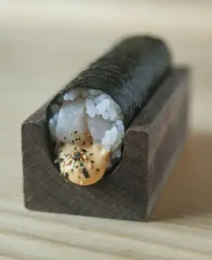 Temaki Pesca Blanca, salsa Acevichada y Furikake
