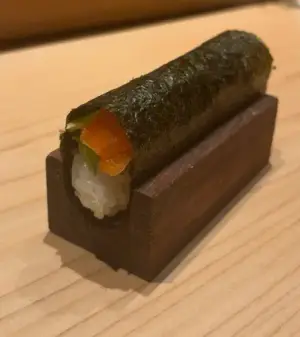 Temaki Trucha, palta y semillas de sésamo