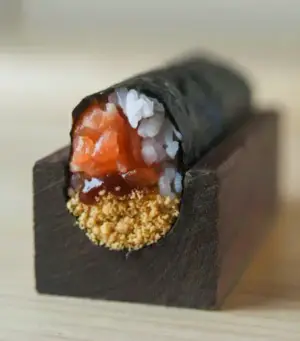 Temaki Trucha, salsa Tare y Furikake crocante