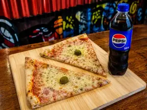 Promo 2 Porciones XXL de Muzza + Bebida