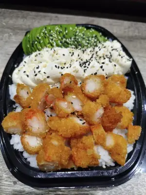 Chirashi o poke de langostinos panizados