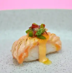 Nigiri nikkei de salmón y criolla x6