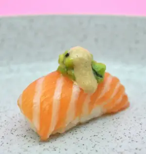 Nigiri nikkei de salmón y guacamole x6
