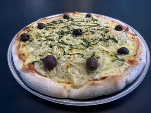 Fugazza con jamón y mozzarella