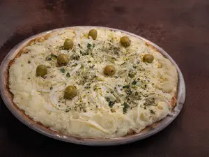 Pizza fugazza queso congelada