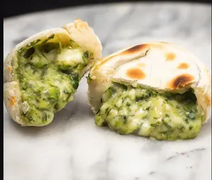 Empanada verdura con salsa blanca