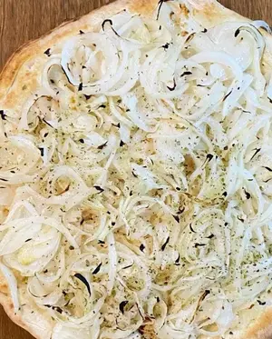 Pizza fugazzetta rellena con jamón