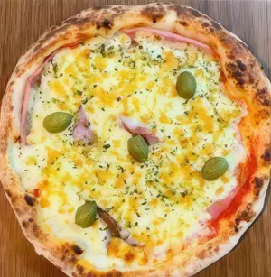 Pizza jamón con huevo