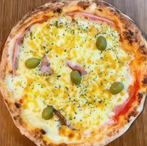 Pizza muzzarella con huevo grande