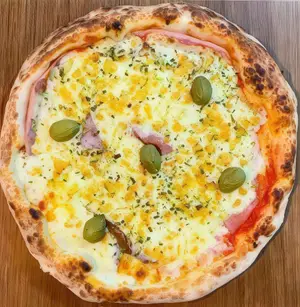 Pizza napolitana con huevo grande