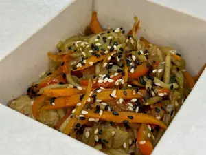 Salteados fideos y pollo