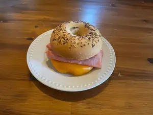 Bagel Cheddar & Jamón