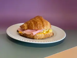 Croissant cheddar, jamón & hue