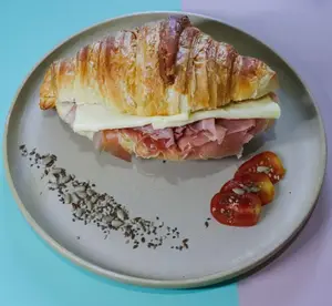 Croissant con crudo y queso