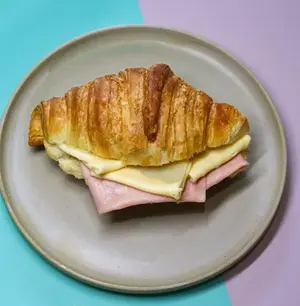 Croissant con jamón y queso