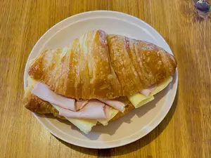 Croissant Lomito Y Queso