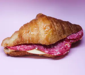 Croissant salame & queso