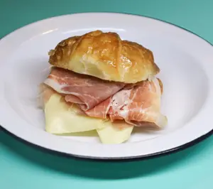 Medialuna con crudo y queso