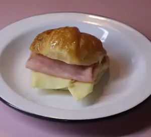 Medialuna con jamon y queso
