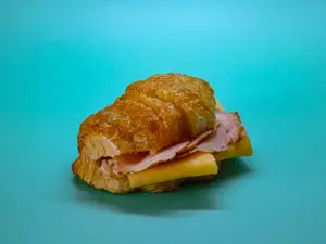 Medialuna lomito & queso